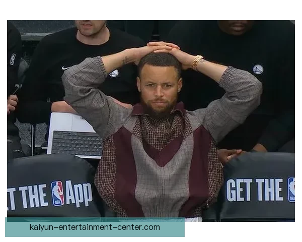 穆迪接受医疗处理双方球员眼含泪水全场沉寂气氛令人动容